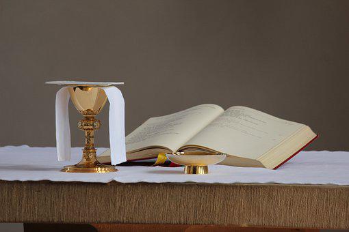 Kelk en missaal voor de eucharistie